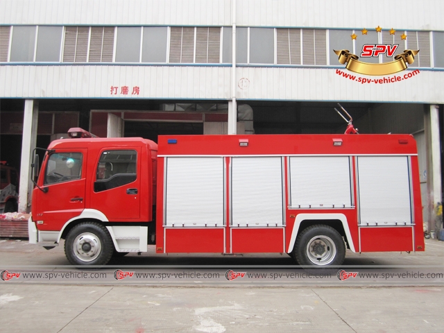 Side view of Foam and Water Fire Truck - Dongfeng